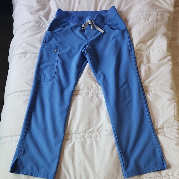 Figs Women's V-Neck Scrub Top/Pant Set in Ceil Blue - Picture 5 of 15